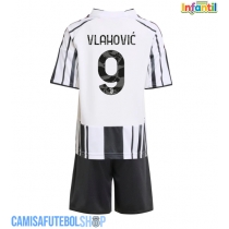 Camisa de time de futebol Juventus Dusan Vlahovic #9 Replicas 1º Equipamento Infantil 2025-26 Manga Curta (+ Calças curtas)